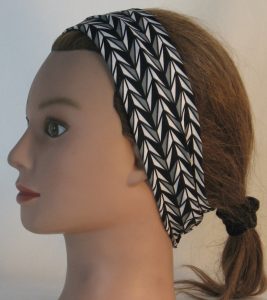 Headband in Black Gray White Arrowhead Stripe in Narrow-left